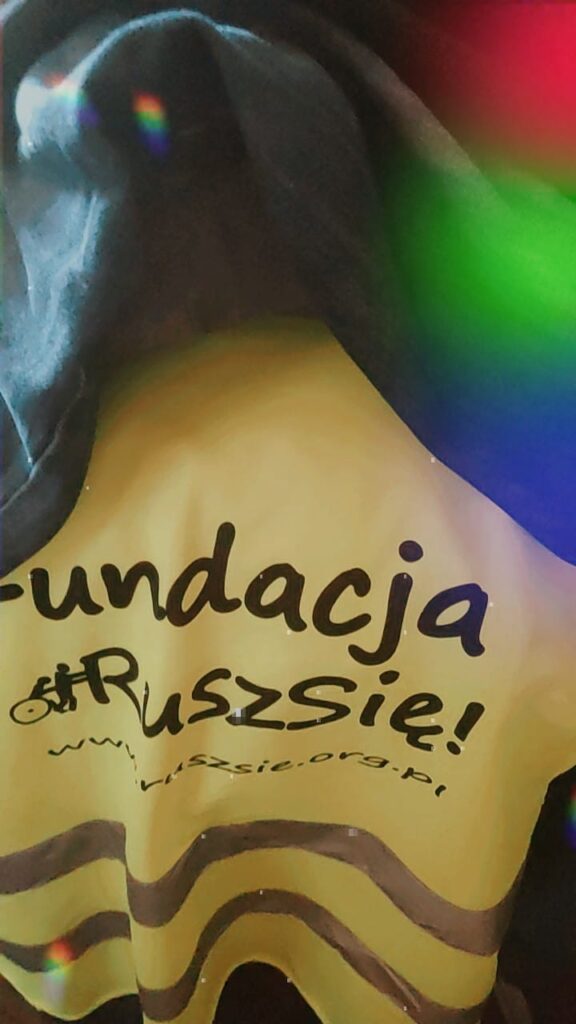 zdjęcie kamizelki odblaskowe z napisem Fudnacja RuszSię!